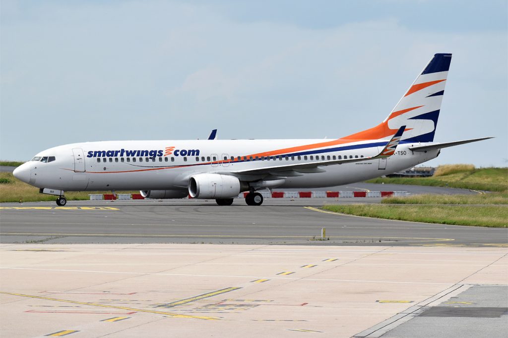 A Smartwings Boeing 737-8 to the tarmac.