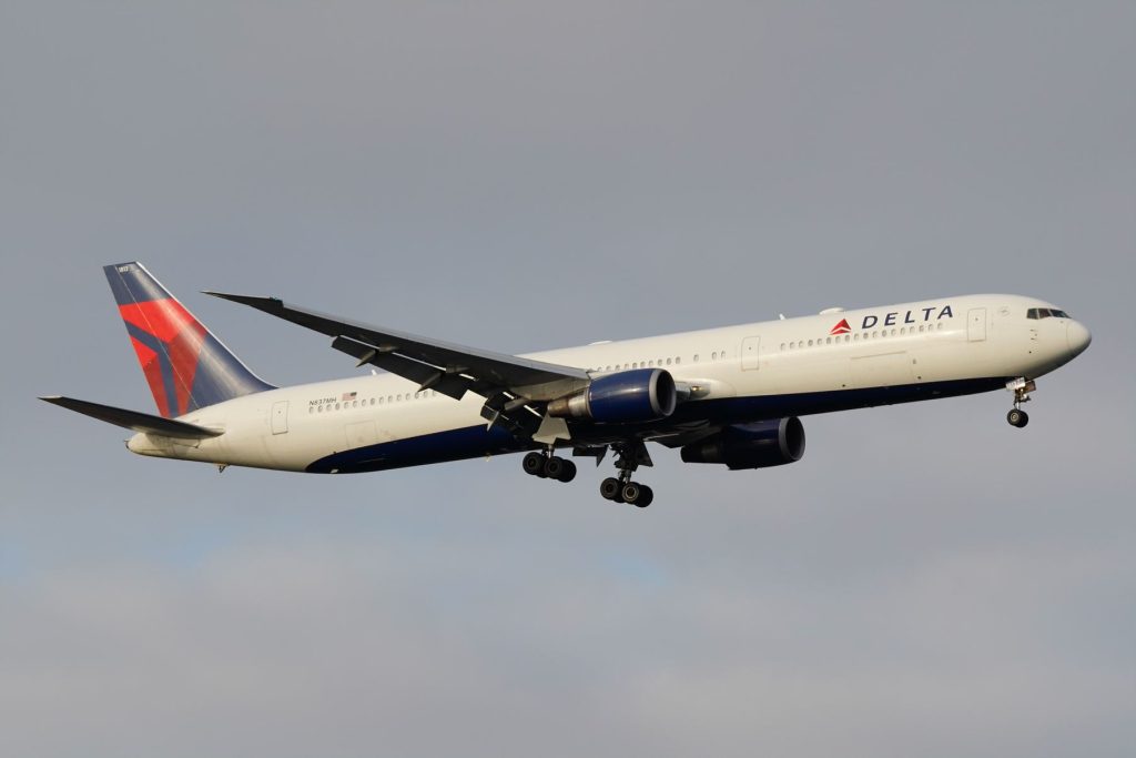 Delta Air Lines Boeing 767appraoches to land.