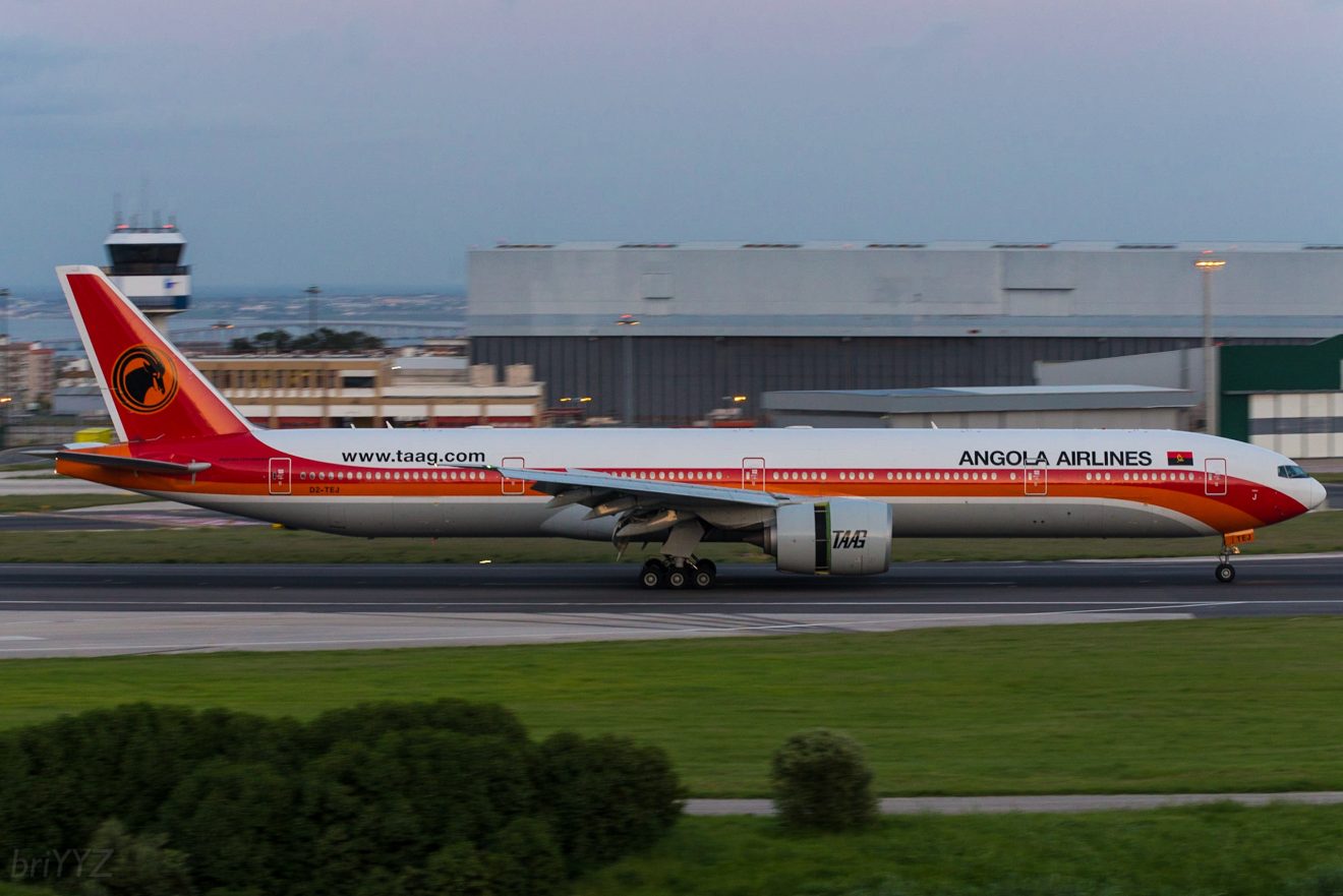 Photo By BriYYZ from Toronto, Canada - TAAG Angola Airlines Boeing 777 D2-TEJ, CC BY-SA 2.0, https://commons.wikimedia.org/w/index.php?curid=81752308