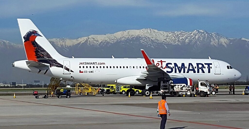 A JetSMART A320neo parked at Santiago, Chile.