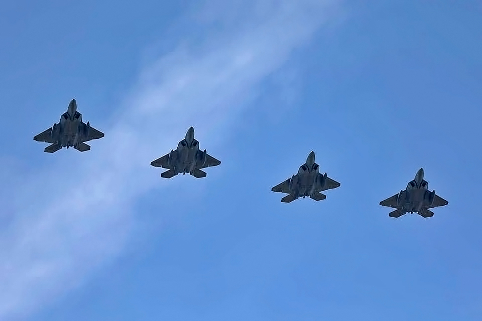 F22 Raptors flying in formation