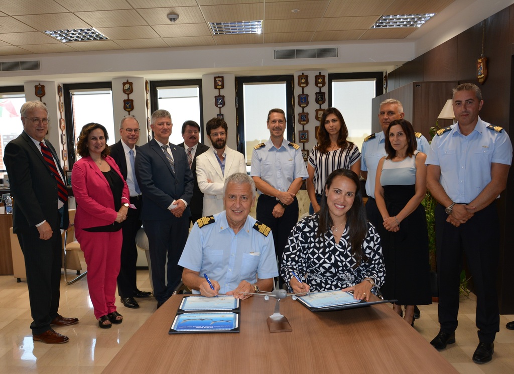 Italian Air Force and Boeing officials signing agreement.