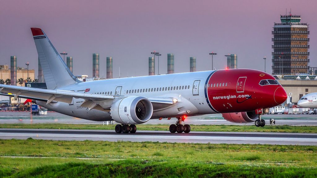 A Norwegian airlines Boeing landing.