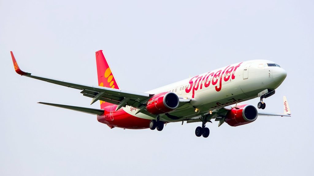 A SpiceJet Boeing 737 approaching to land.