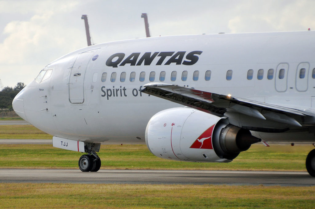 A Qantas Boeing B737 taxiing