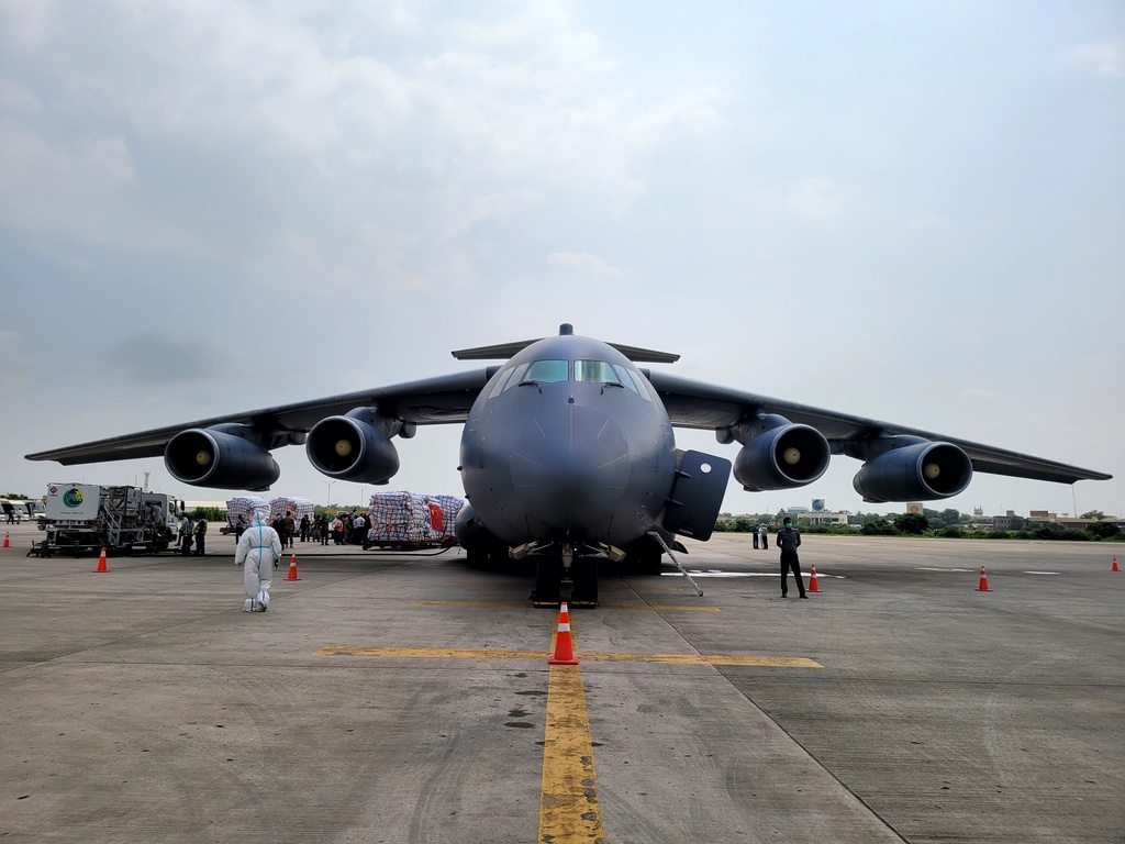 Chinese Y-20 transport aircraft bring Pakistan flood relief and humanitarian aid.