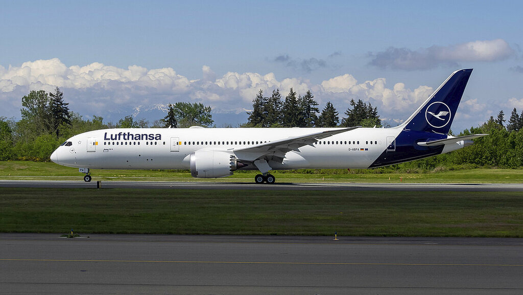 Lufthansa first B787 taxying