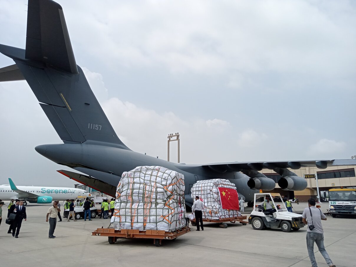 A Chinese Y20 transport bringing Pakistan flood relief aid.