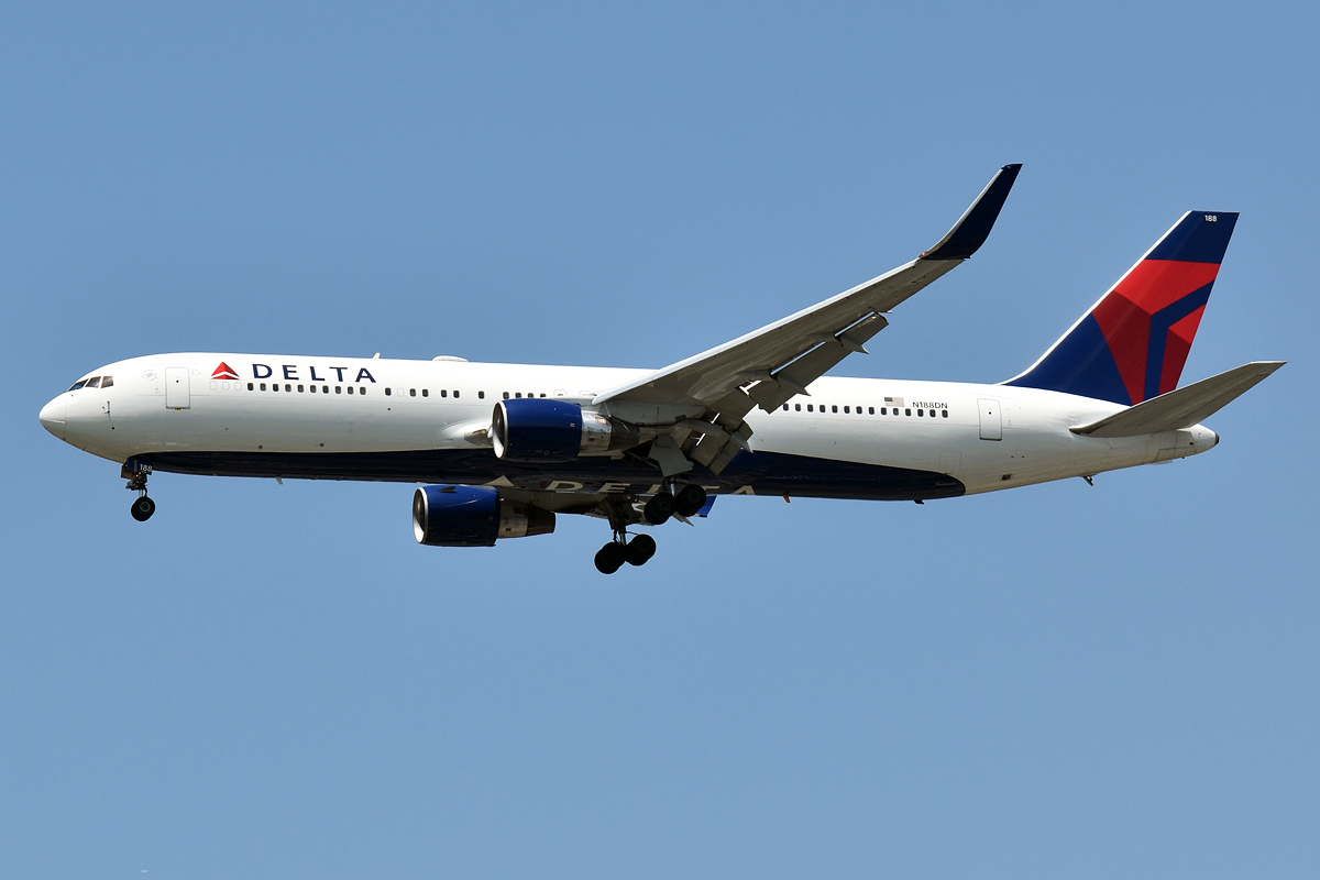 A Delta Air Lines Boeing 767 approaching JFK airport