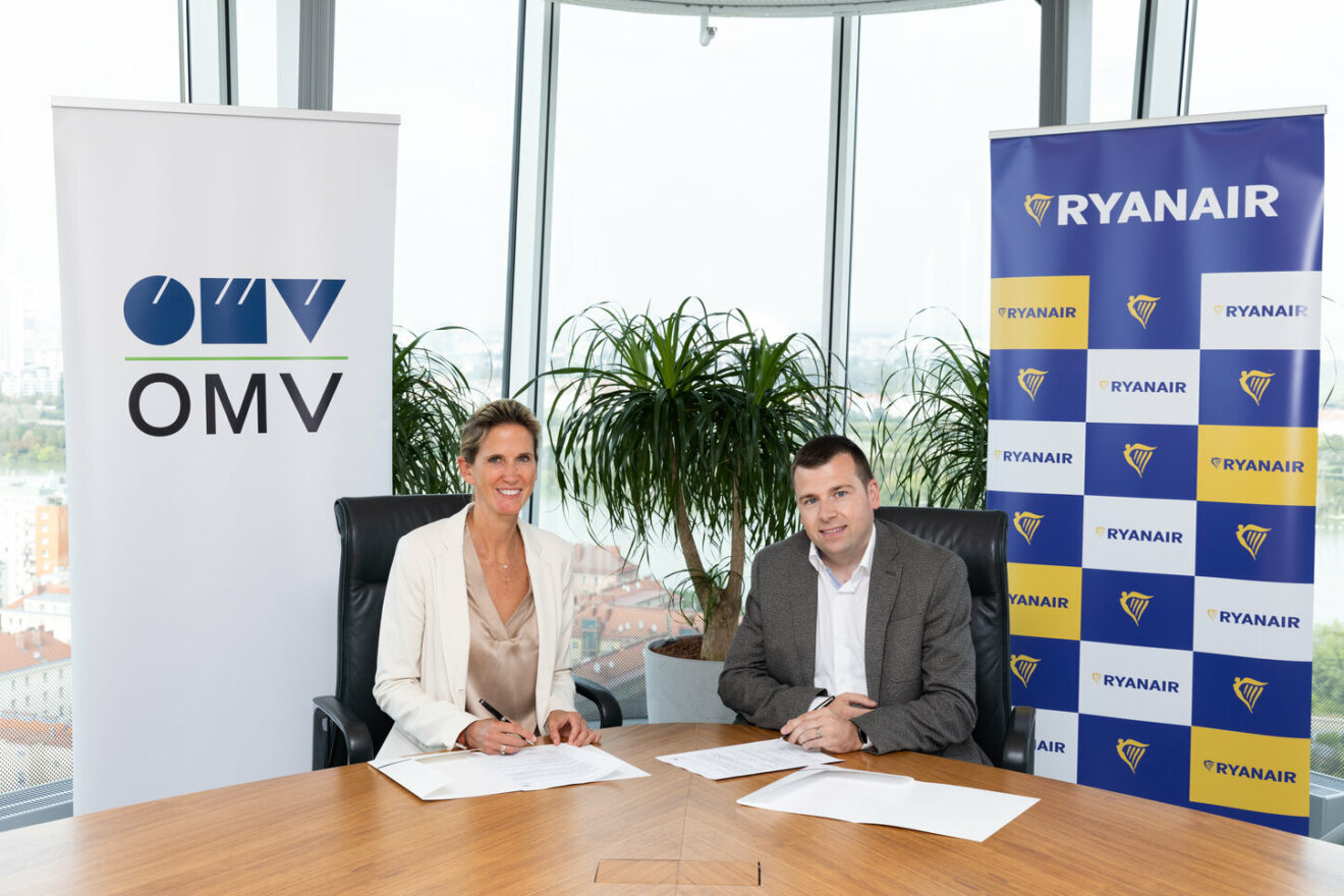 CEOs of Ryanair and OMV signing letter of intent together.