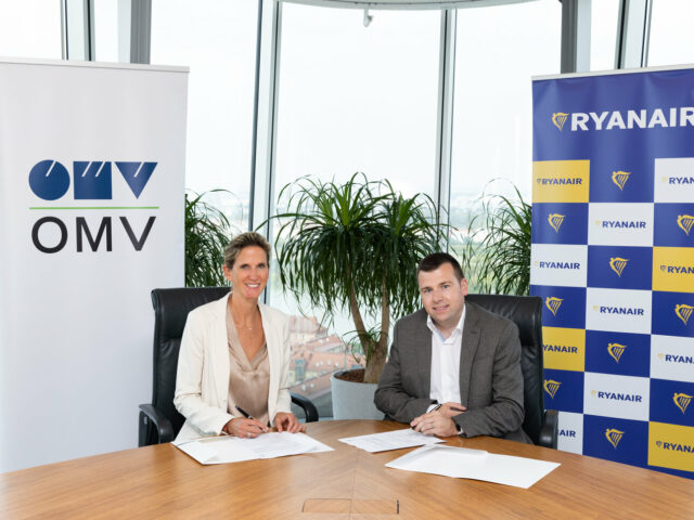 CEOs of Ryanair and OMV signing letter of intent together.