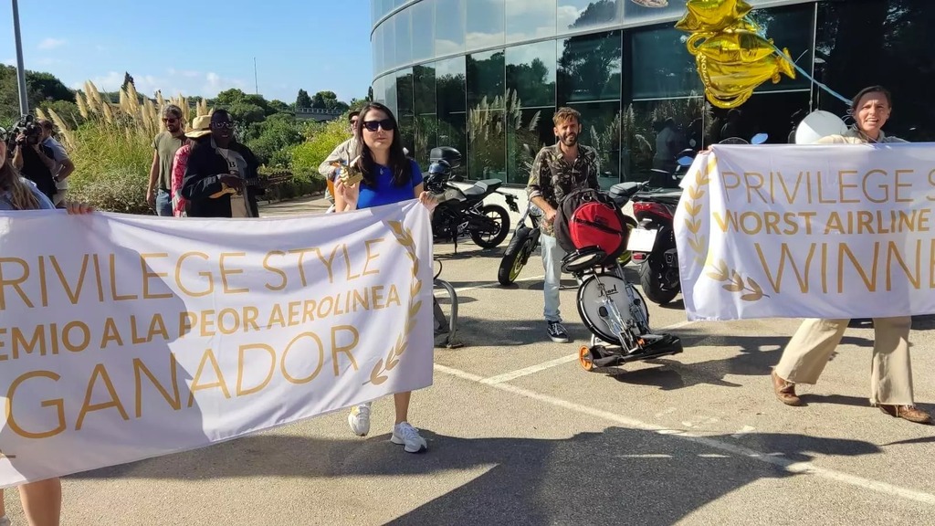 Activistas contra la tortura se manifiestan frente a las oficinas de la aerolínea española Privilege Style
