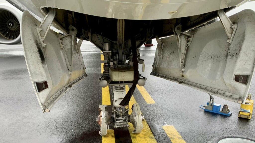 A close up of the damaged nose landing gear on the Transavia B737 at Nantes Airport.