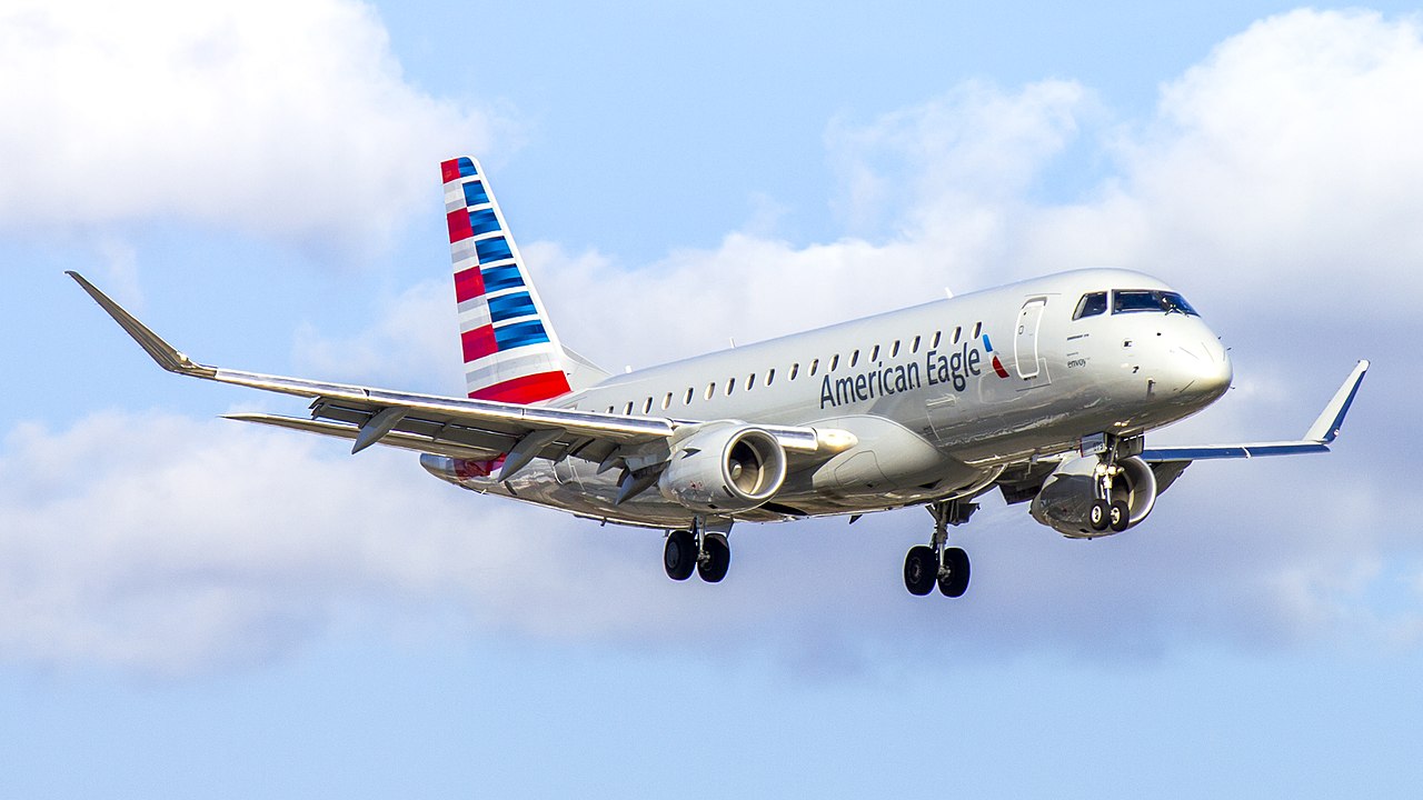 An American Eagle Embraer E175 approaches to land.