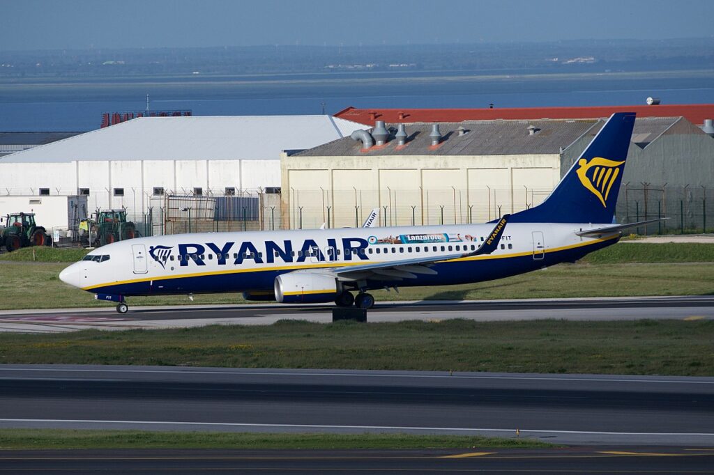 Un Boeing 737 de Ryanair estacionado en el aeropuerto de Lanzarote.