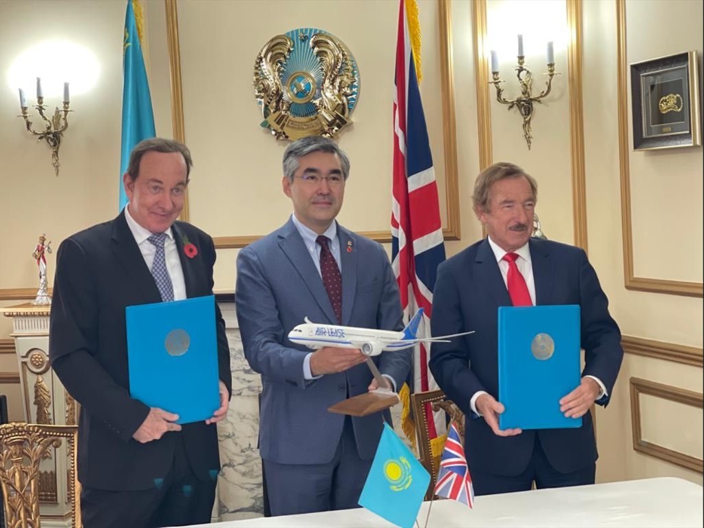 Air Astana and Air Lease officials sign agreement for 3 Boeing 787-9 Dreamliner aircraft
