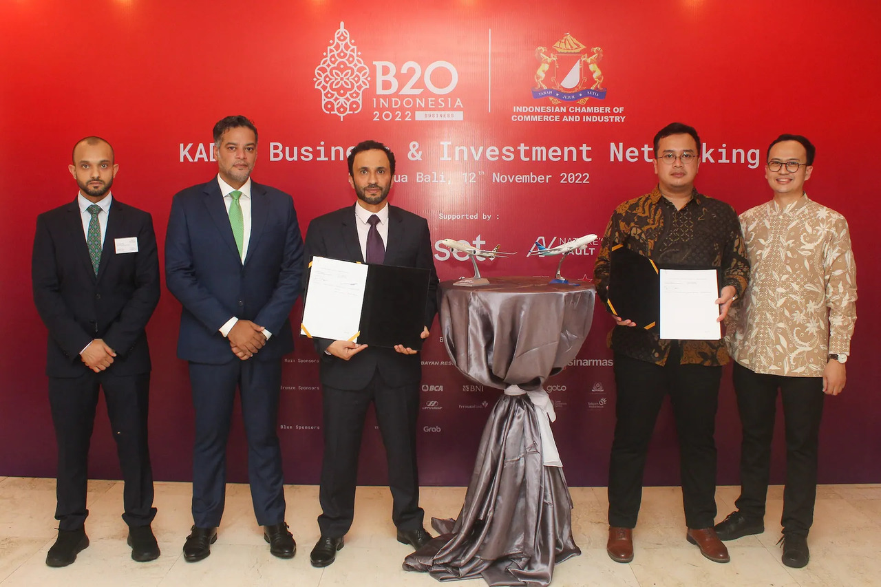 Etihad Airways and Garuda Indonesia officials sign a deeped codeshare agreement.