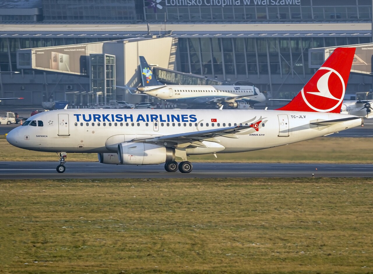 A Turkish Airlines Airbus A319 lines up on the runway.