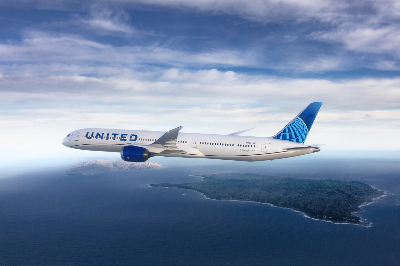 A United Airlines Boeing 787 Dreamliner in flight.