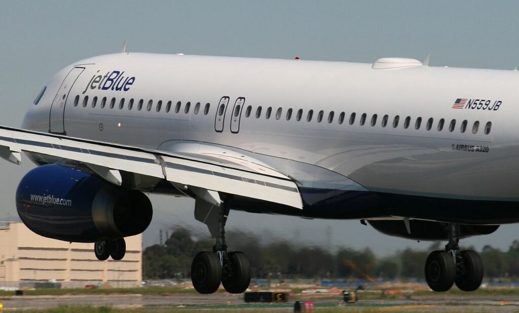 A JetBlue A320 landing.