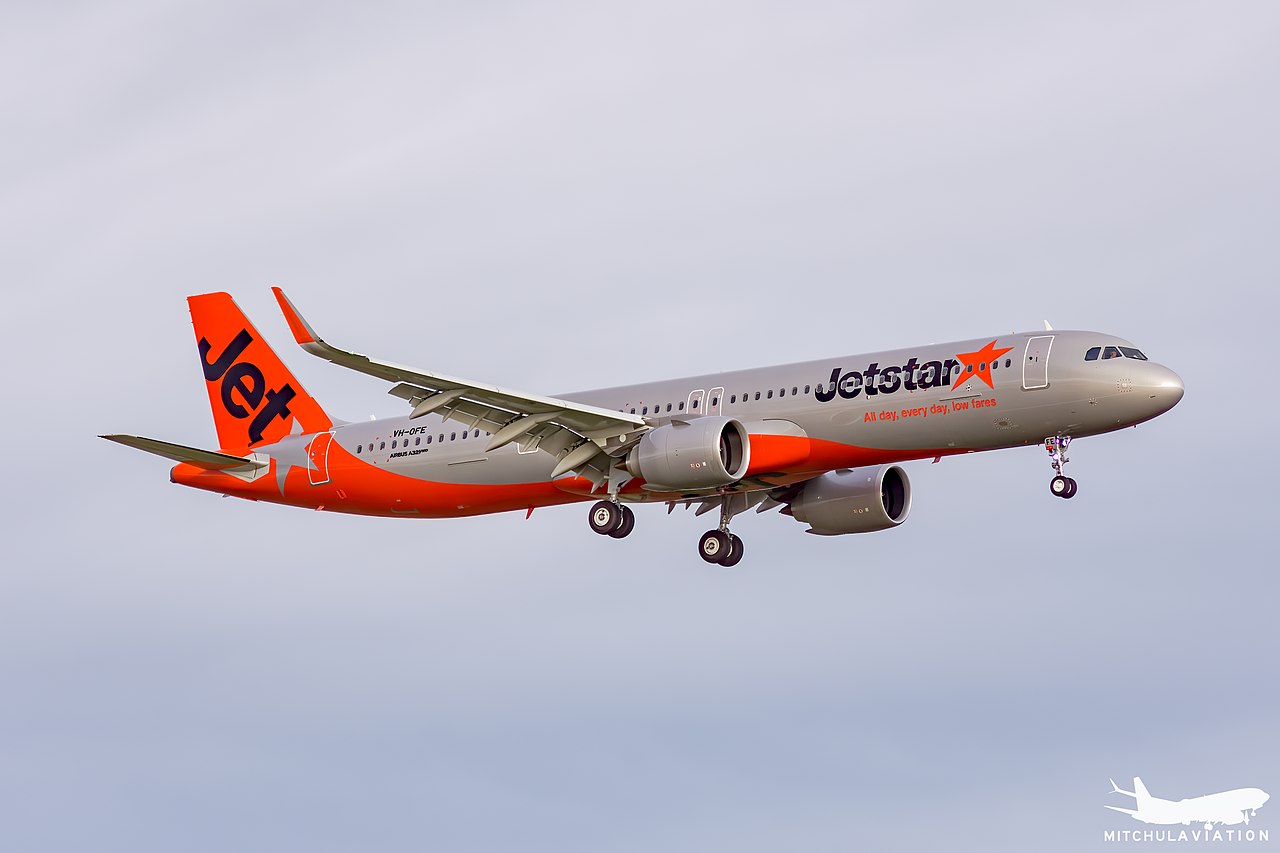 Jetstar Airways Airbus A321neo approaches to land.