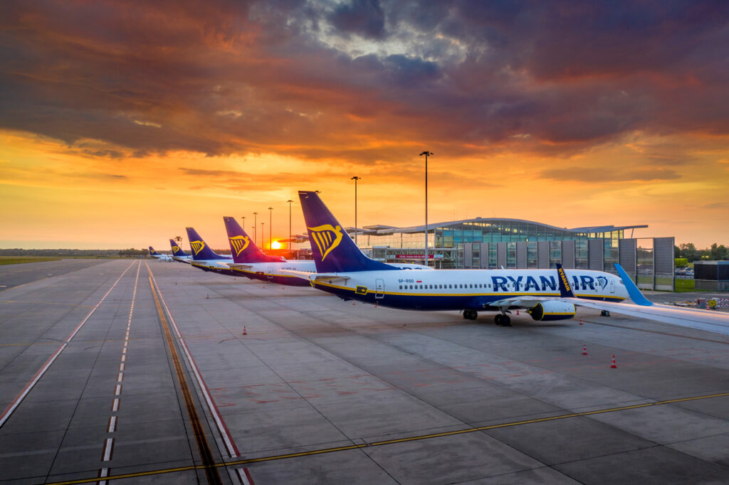 Linha de voo da Ryanair ao pôr do sol.