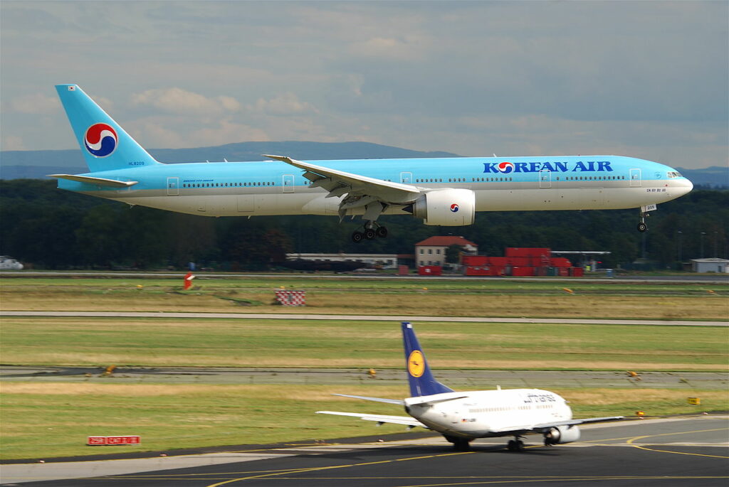 A Korean Air Boeing 777-300 landing.