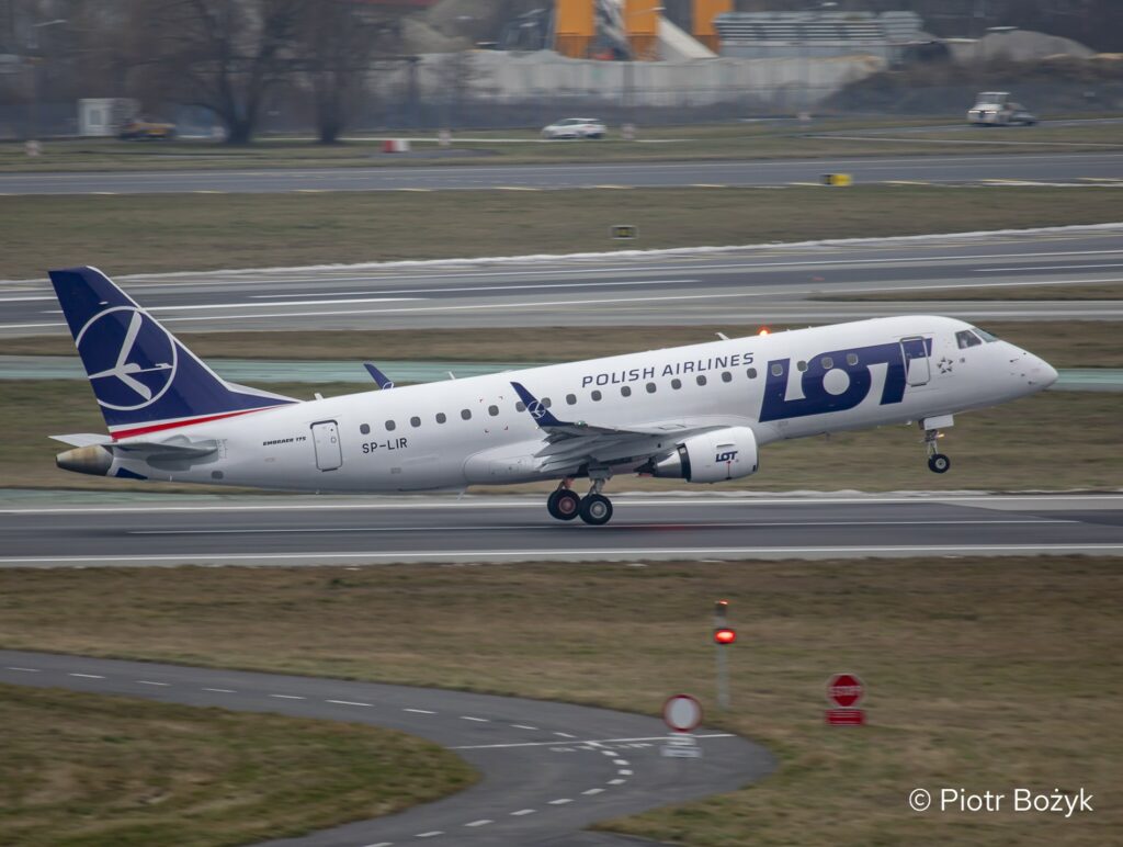 A LOT Polish Airlines E170 landing at Warsaw airport.