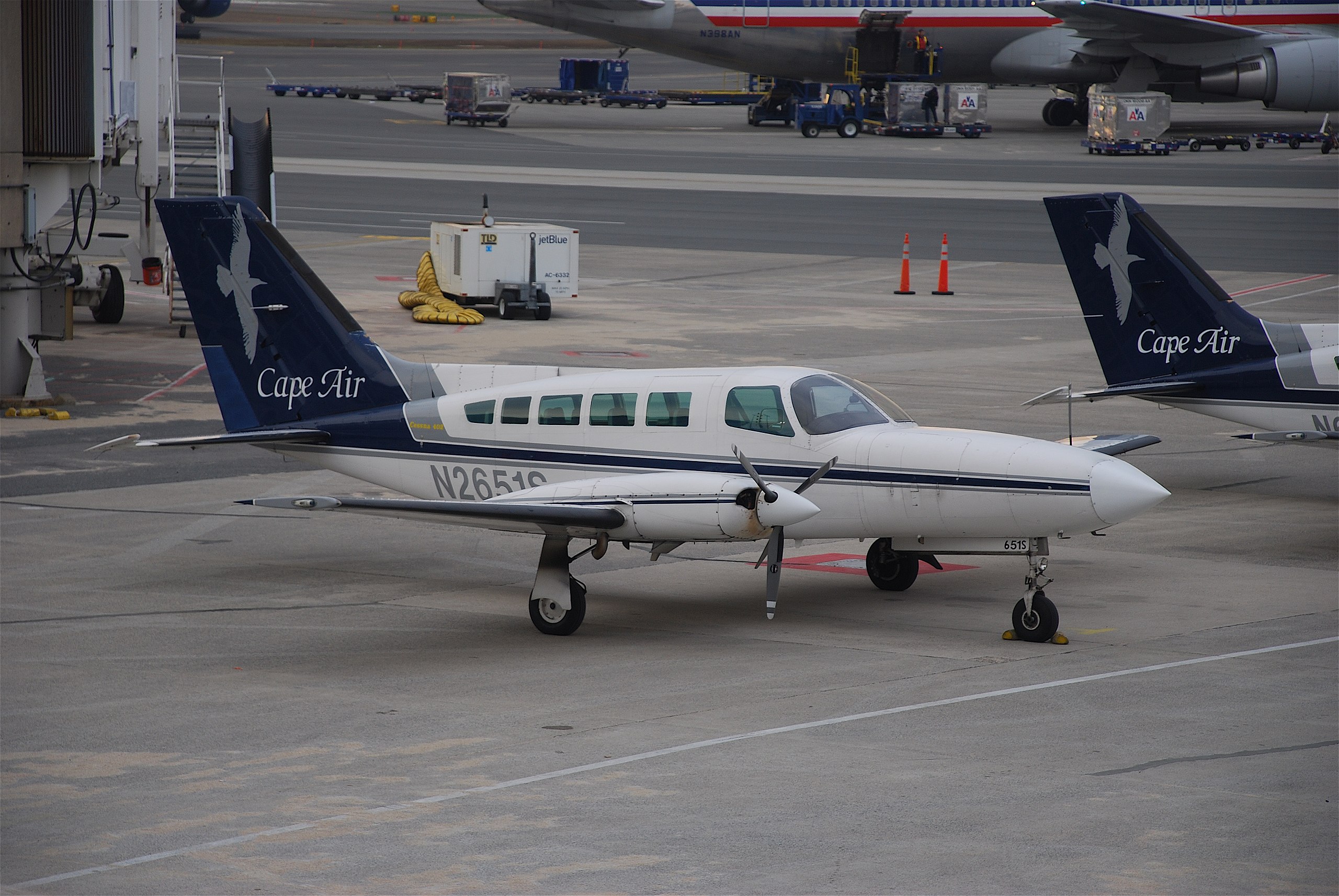 Cape Air Cessna 402C crash lands in Chicago O'Hare Airport.