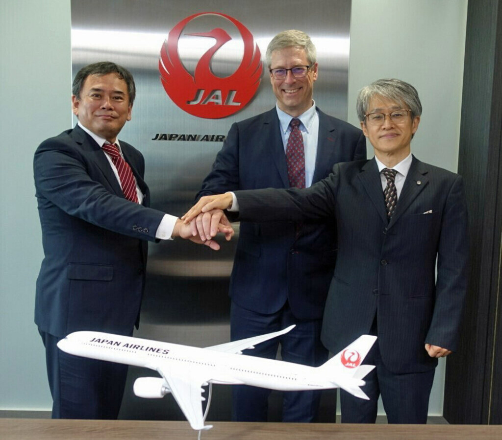 TJapan Airlines and Raven SR delegates shake hands on SAF deal.