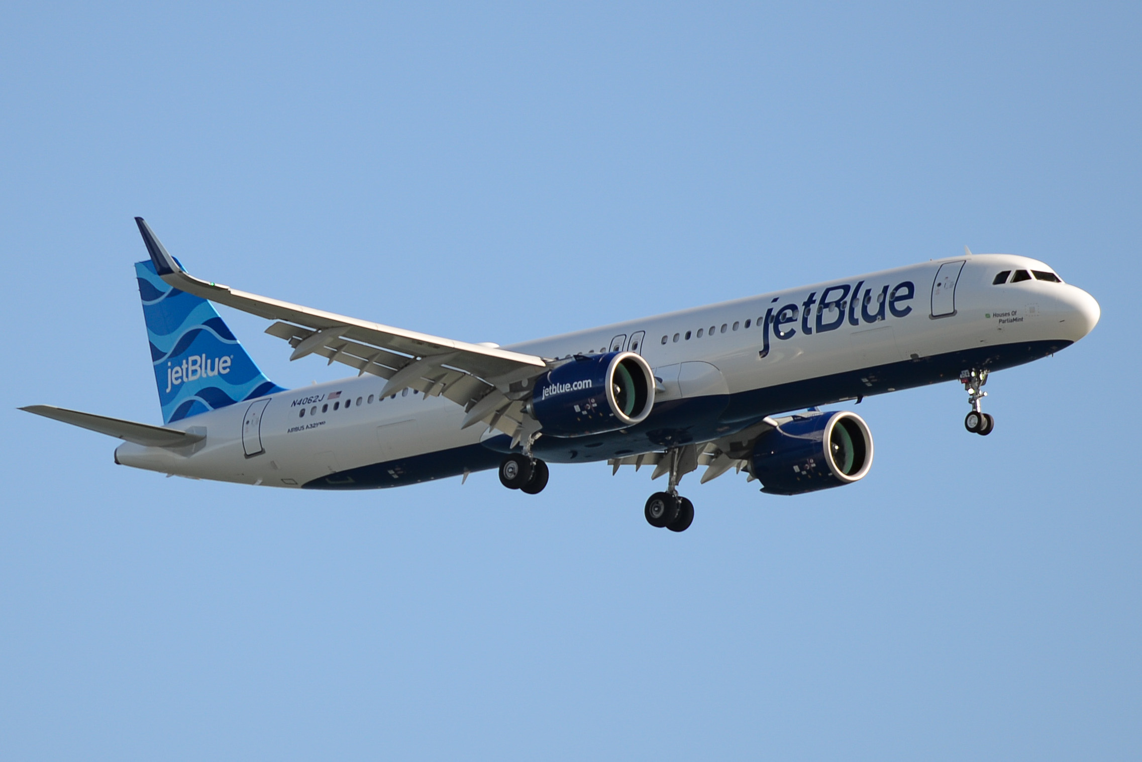 A JetBlue Airbus A321 approaching to land.