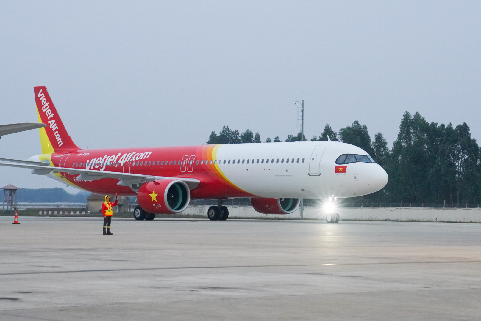 The new Vietjet Airbus A321neo taxis in.