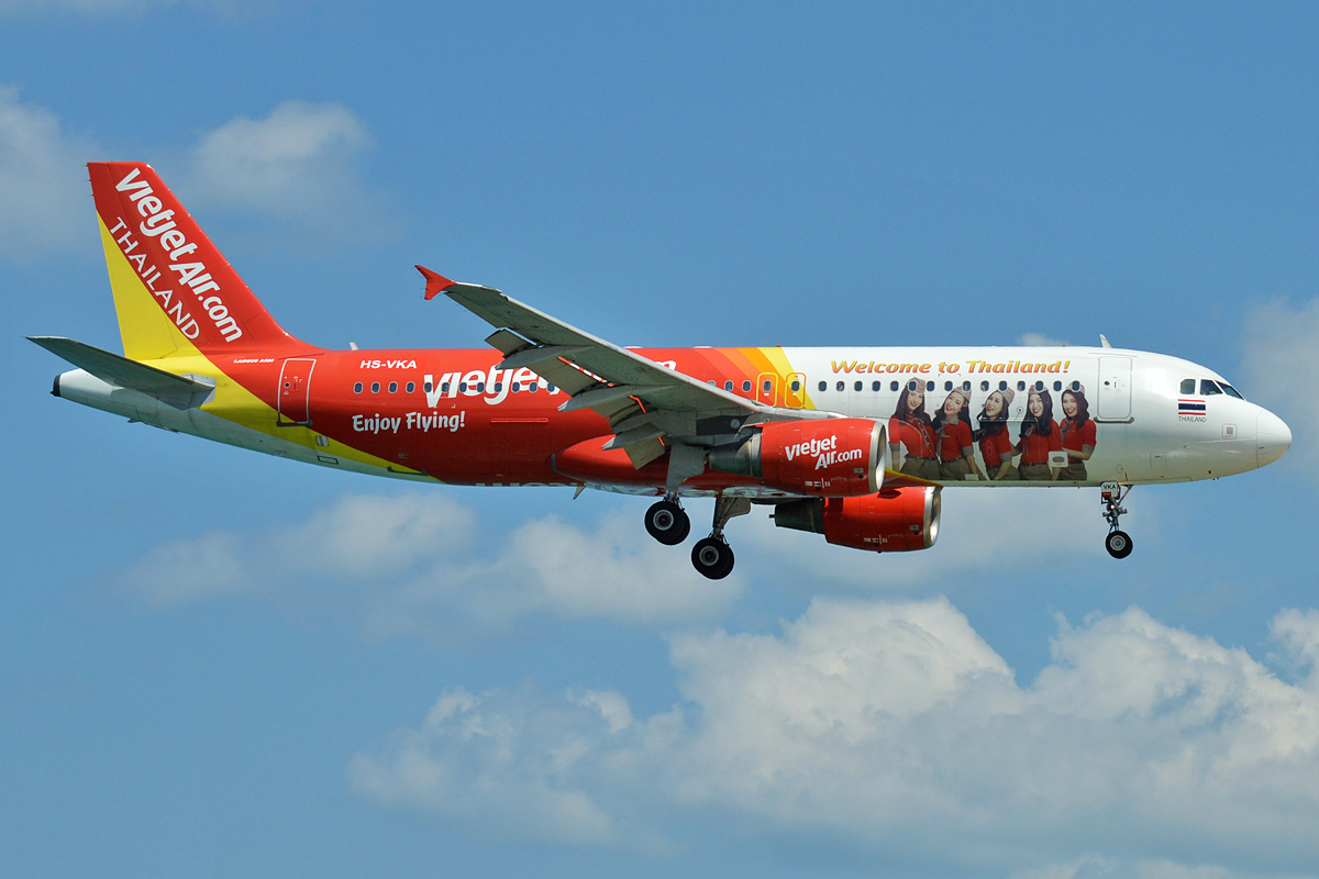 A Thai Vietjet Airbus A320 approaches to land.