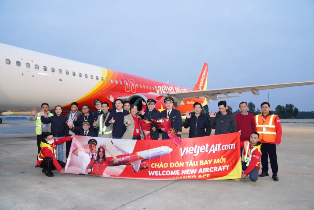 Vietjet staff celebrate the arrival of new A321neo aircraft.