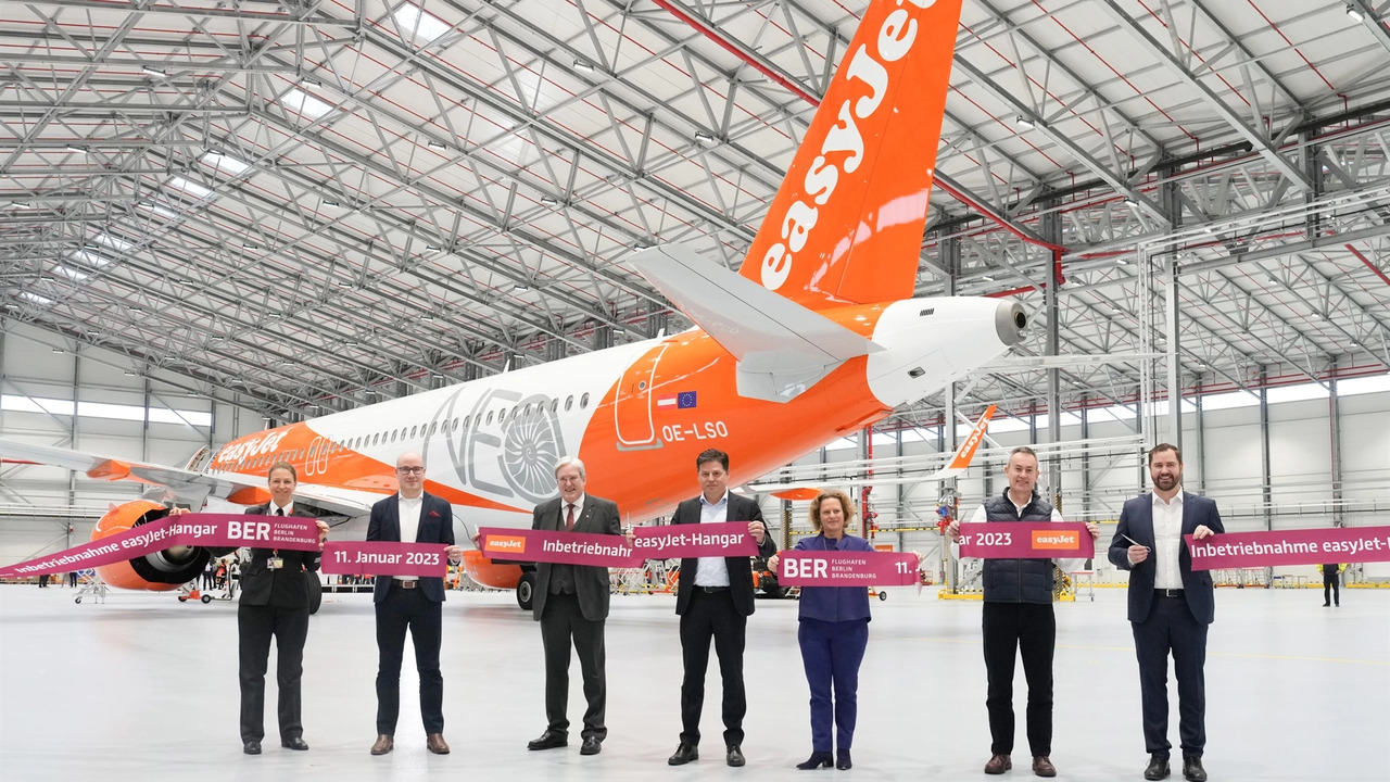 easyJet staff celebrate the opening of new facility in Berlin.