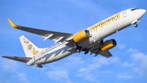 A Flybondi Boeing 737 passes overhead.