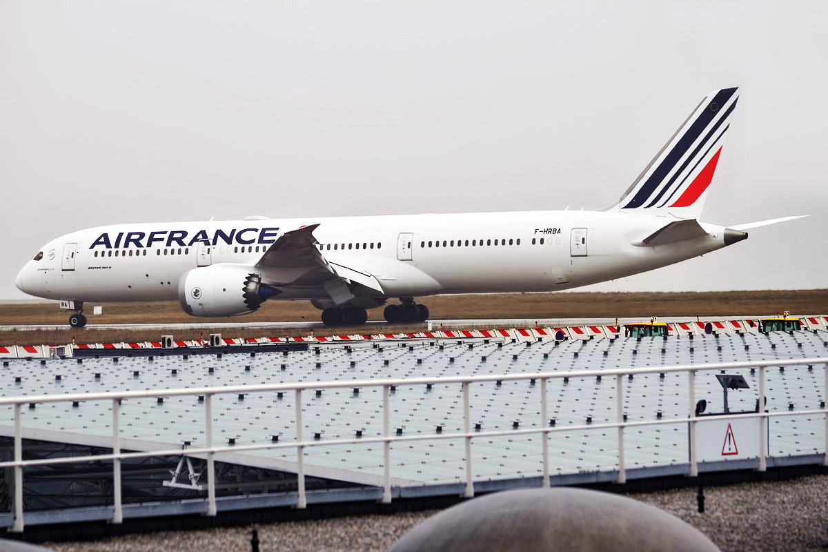 An Air France Boeing 787 Dreamliner on the runway.