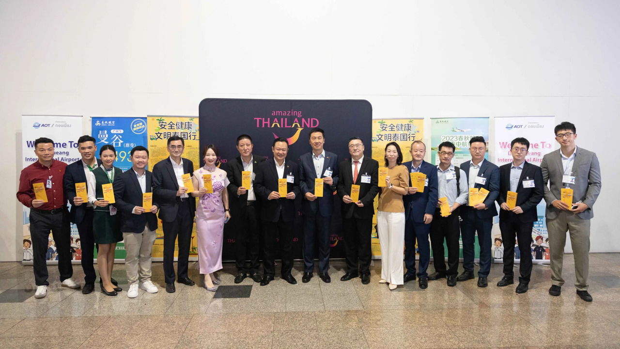 A Tourism Authority of Thailand group welcomes Chinese travellers.