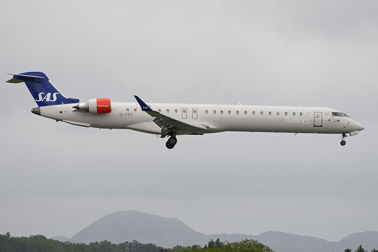 An SAS CRJ-900 approaches to land.