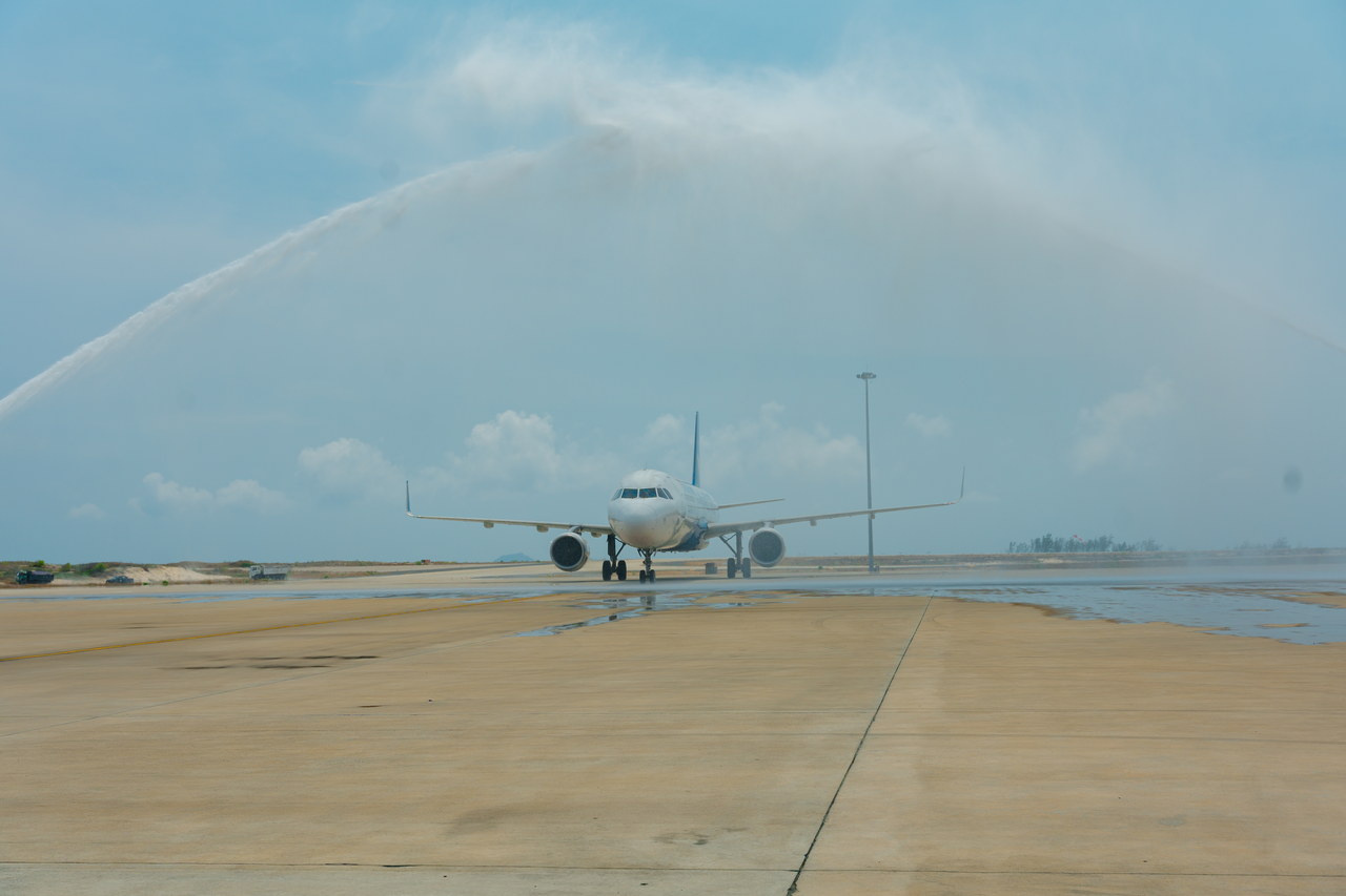 A Vietravel Airlines flight from South Korea is given a water cannon salute.