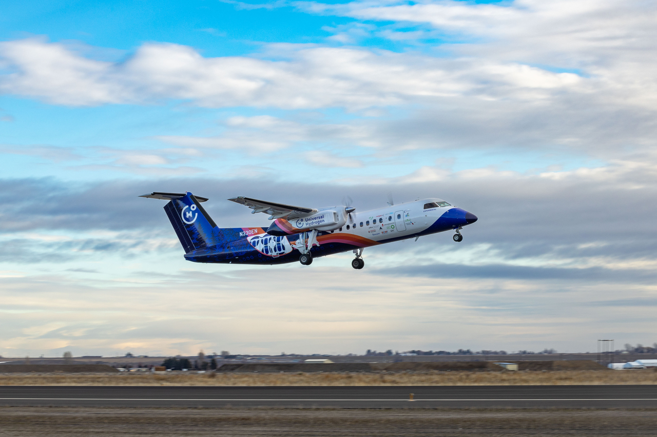 A Universal Hydrogen ATR 72 flies on hydrogen fuel.