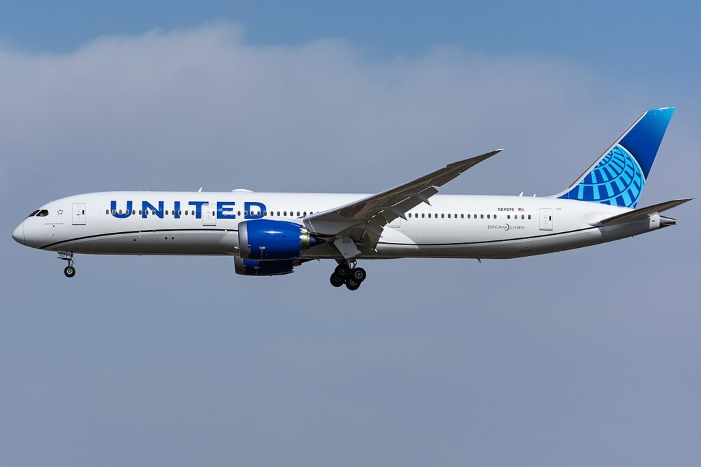 A United Airlines Boeing 787 approaches to land.