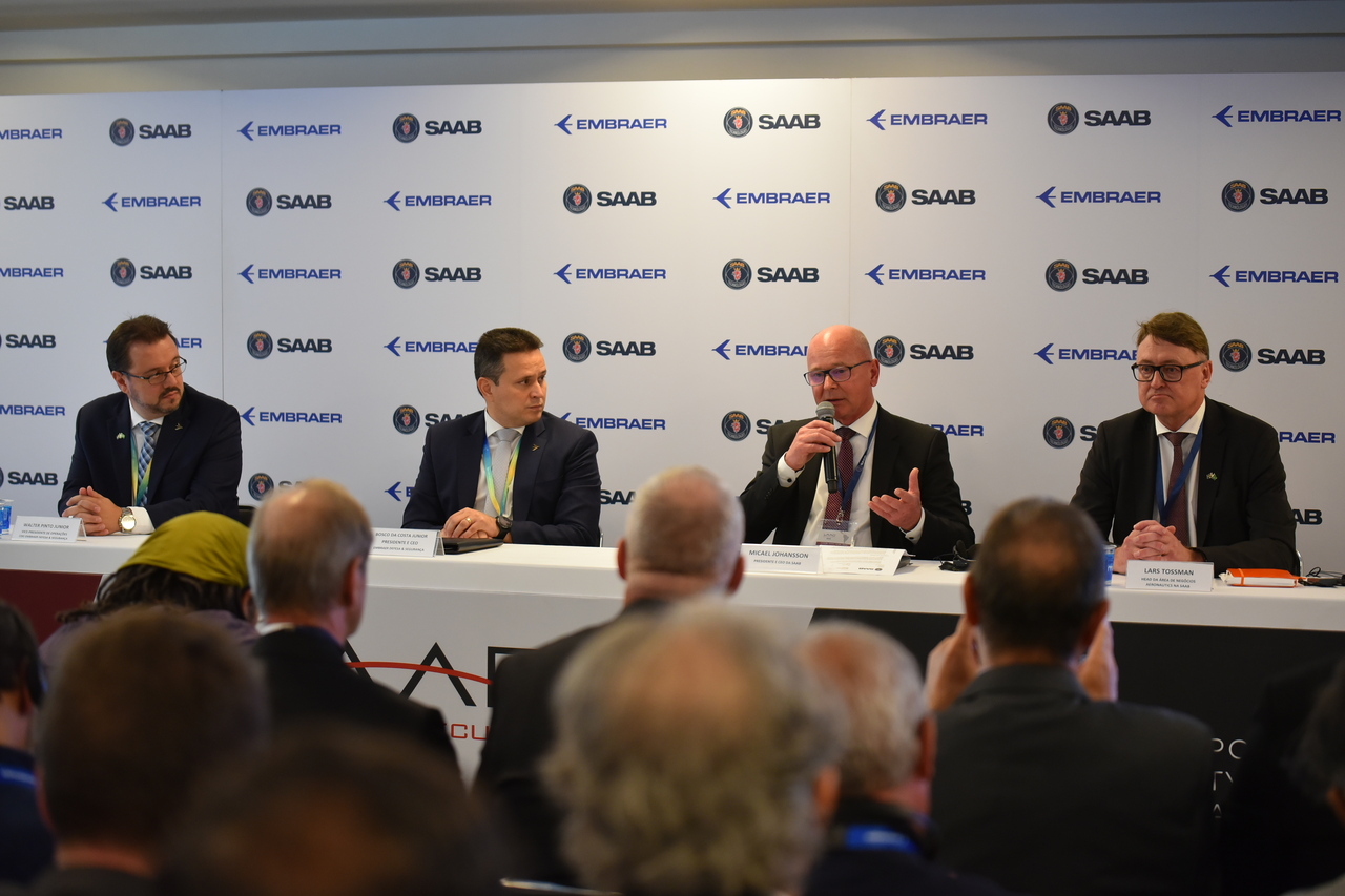 Delegates of Saab and Embraer sign a Memorandum of Understanding
