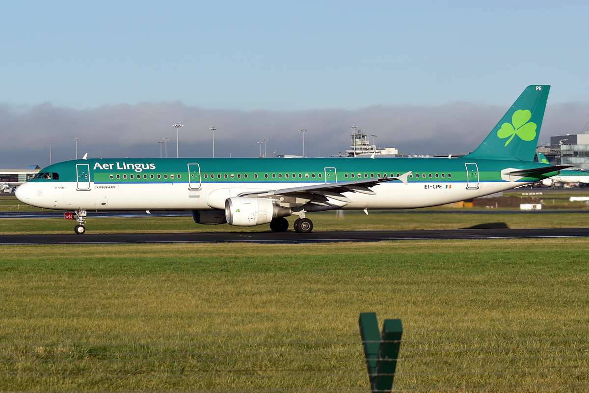 An Aer Lingus Airbus A321 on the taxiway.