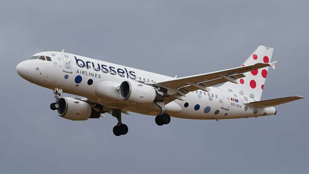 A Brussels Airlines Airbus A319 approaches to land.
