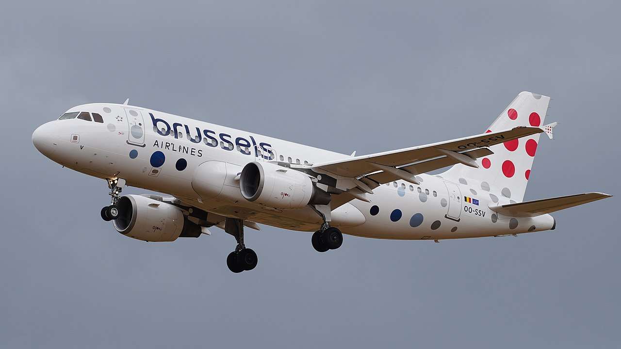 A Brussels Airlines Airbus A319 approaches to land.