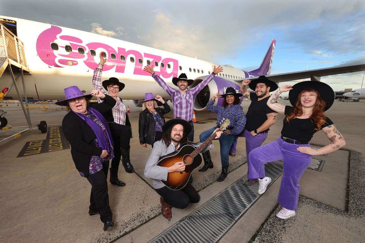 The first Bonza flight lands in the country music capital of Tamworth
