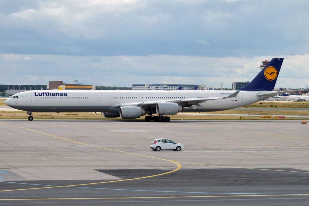 Lufthansa Airbus A340 Diverts to Dublin