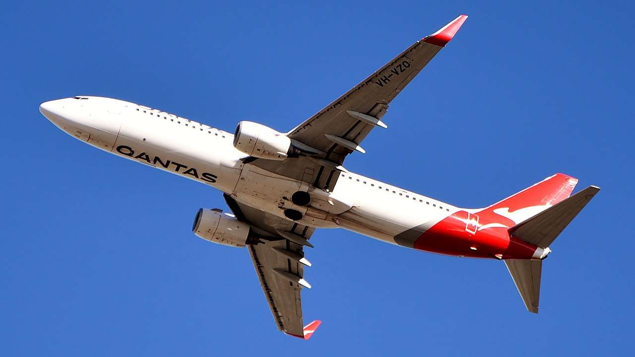 Qantas Boeing 737 VH-VZO in flight.