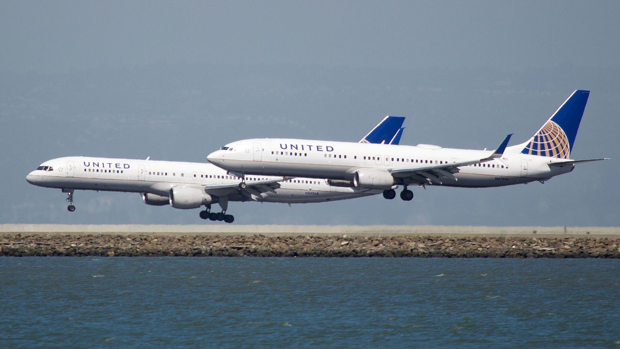 2 United Airlines Boeings land on parallel runways at San Francisco.